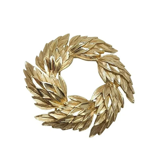 Trifari Brushed Textured Circle Wreath Leaf Brooch Pin Gold Tone Vintage - Picture 2 of 5